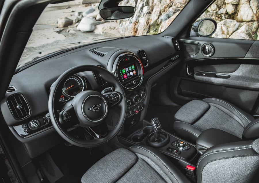 Интерьер Mini Cooper S Countryman Longstone Edition (F60) 2019 года  (фото 8 из 9)